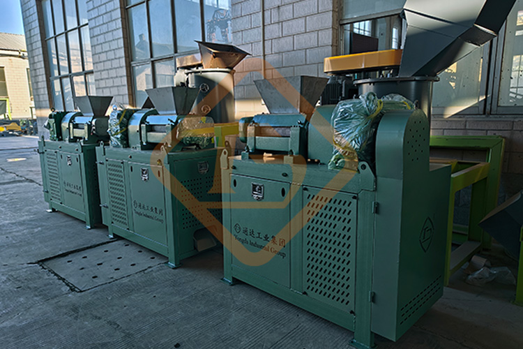 新型对辊挤压造粒�1.jpg 新型对辊挤压造粒�1.jpg